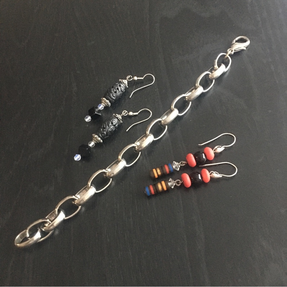 2 pairs of earrings & bracelet